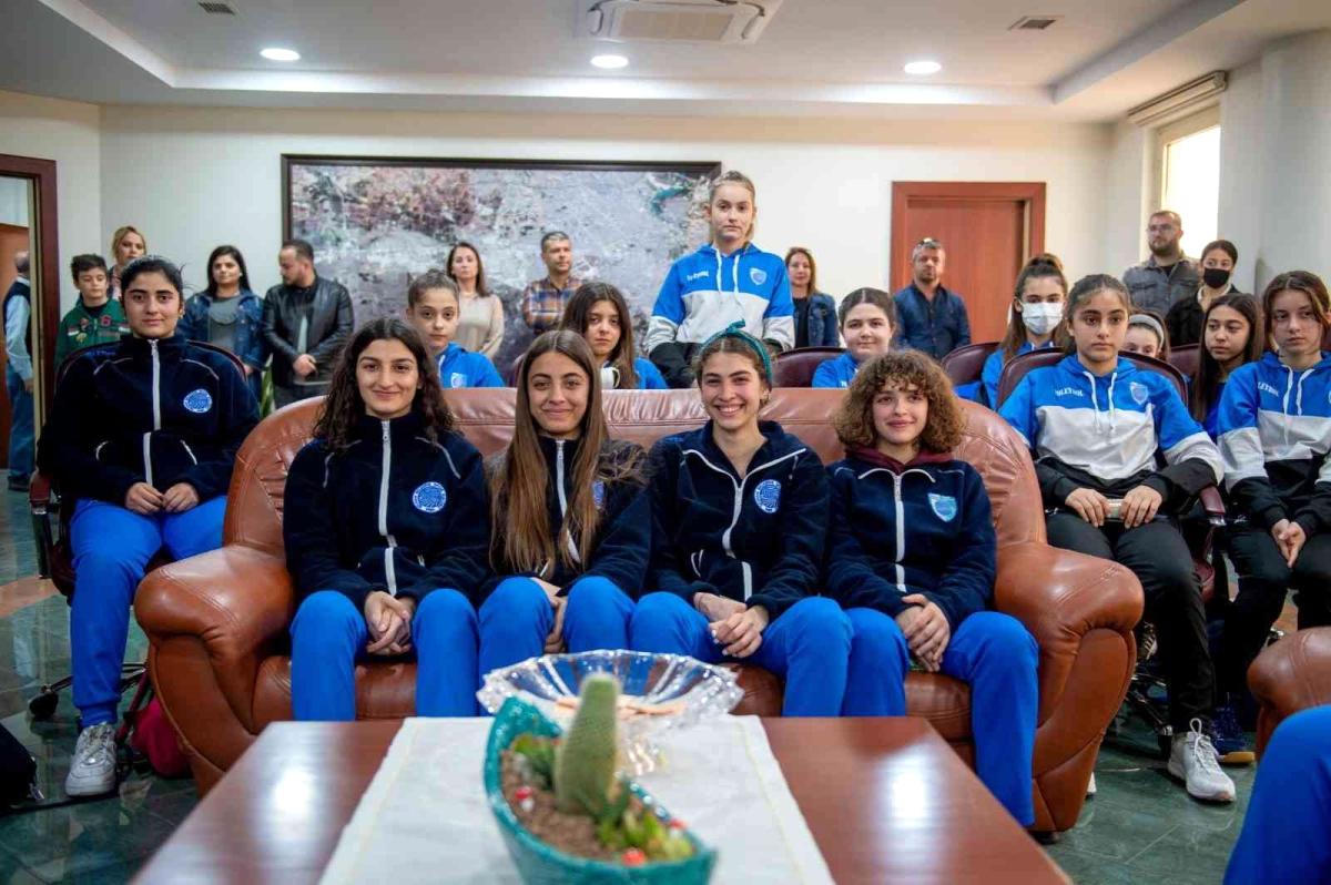 Şampiyon voleybolcu kızlardan Başkan Akay'a kupalı teşekkür