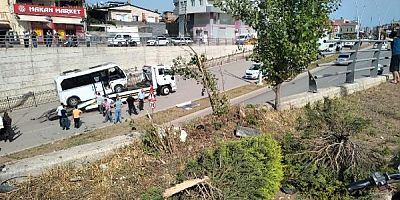 Adana’da yolcu minibüsü alt geçide düştü… Şoför araçta sıkıştı
