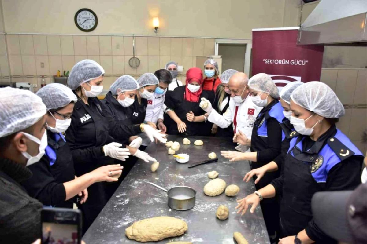 Adana'da 'Ekmeğin Arkasındaki Emek' projesi kapsamında kadın polisler şeflerle ekmek yaptı