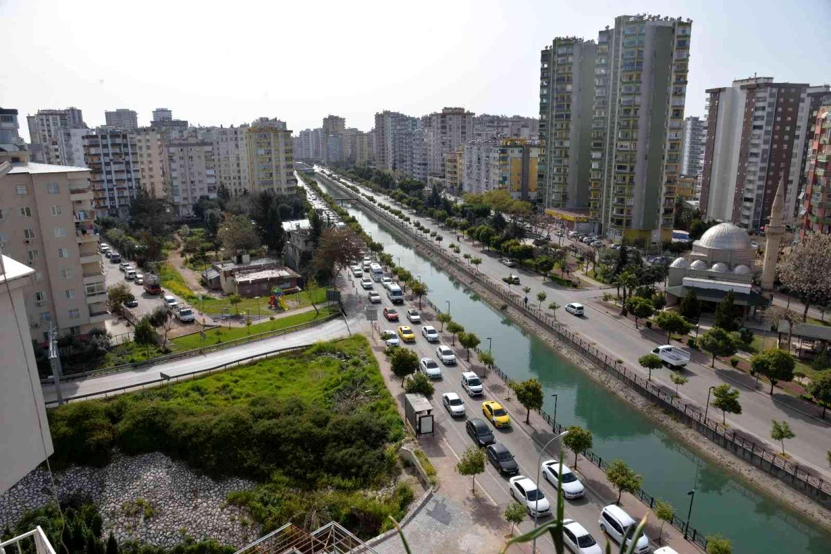 Adana'da otoyol bağlantı yolları kapatıldı, kilometrelerce kuyruk oluştu