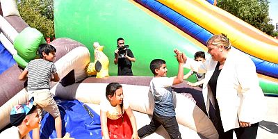 Adana'nın Ceyhan ilçesinde 23 Nisan Ulusal Egemenlik ve Çocuk Bayramı dolayısıyla düzenlenen etkinlikte çocuklar doyasıya eğlendi.