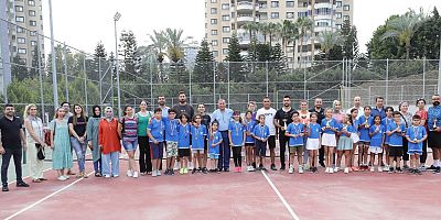 Başkan Akay başarılı tenisçileri ödüllendirdi